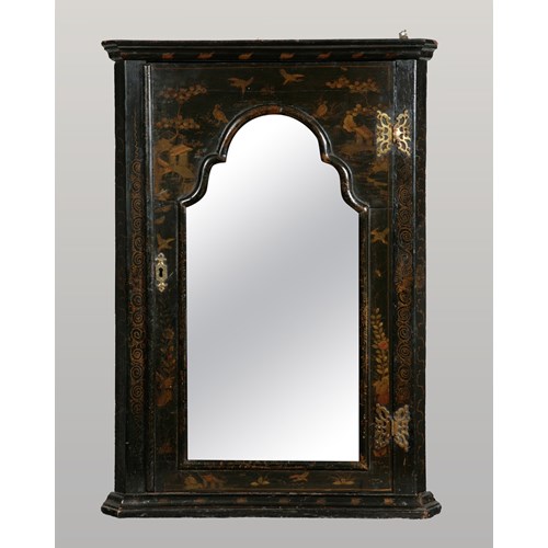 18TH CENTURY ANTIQUE ENGLISH QUEEN ANNE CHINOISERIE LACQUER CORNER CUPBOARD